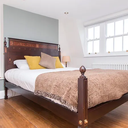 3 Berkeley Square Отель типа 