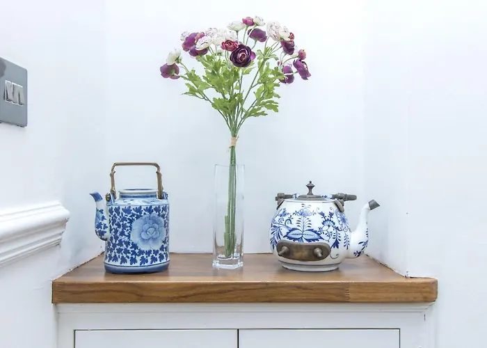 לינה וארוחת בוקר 3 Berkeley Square 3*