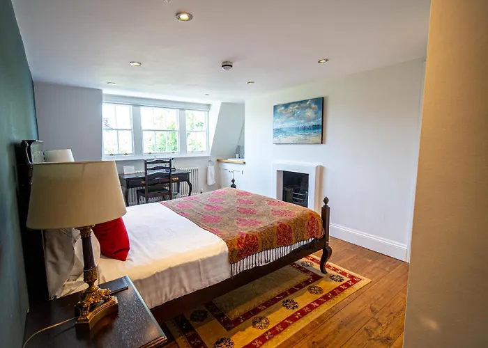 לינה וארוחת בוקר 3 Berkeley Square 3*