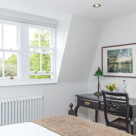 3 Berkeley Square לינה וארוחת בוקר *