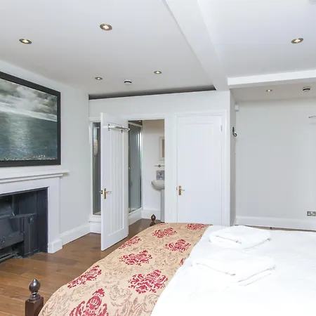 3 Berkeley Square לינה וארוחת בוקר *